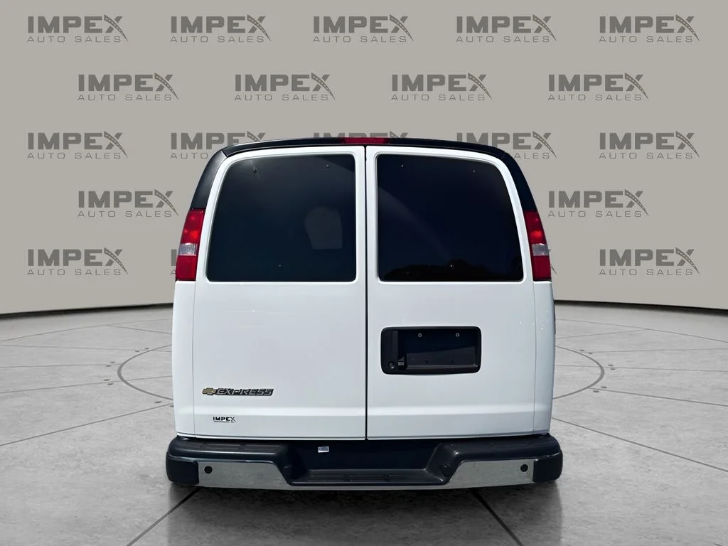 Used 2025 White Chevrolet LT image 4