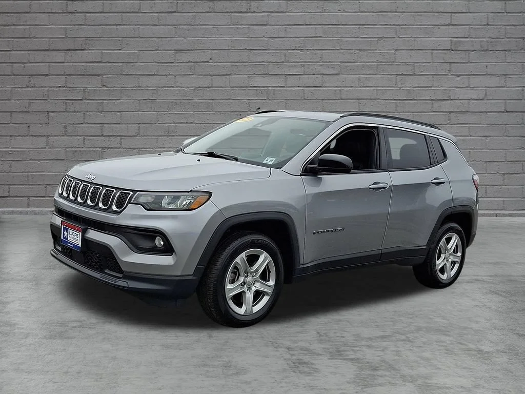 Used 2023 Billet Silver Metallic Clearcoat Jeep Latitude image 6