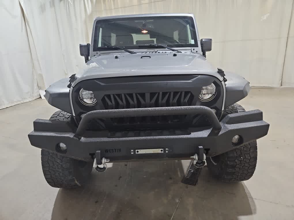 Used 2016 Silver Jeep Sahara image 5