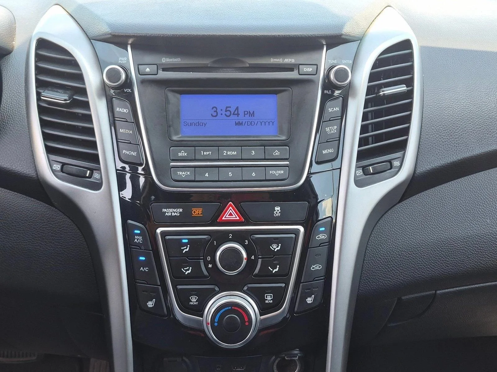 Used 2014 Shimmering Silver Hyundai  image 12