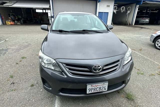 Used 2013 Gray Toyota LE image 3