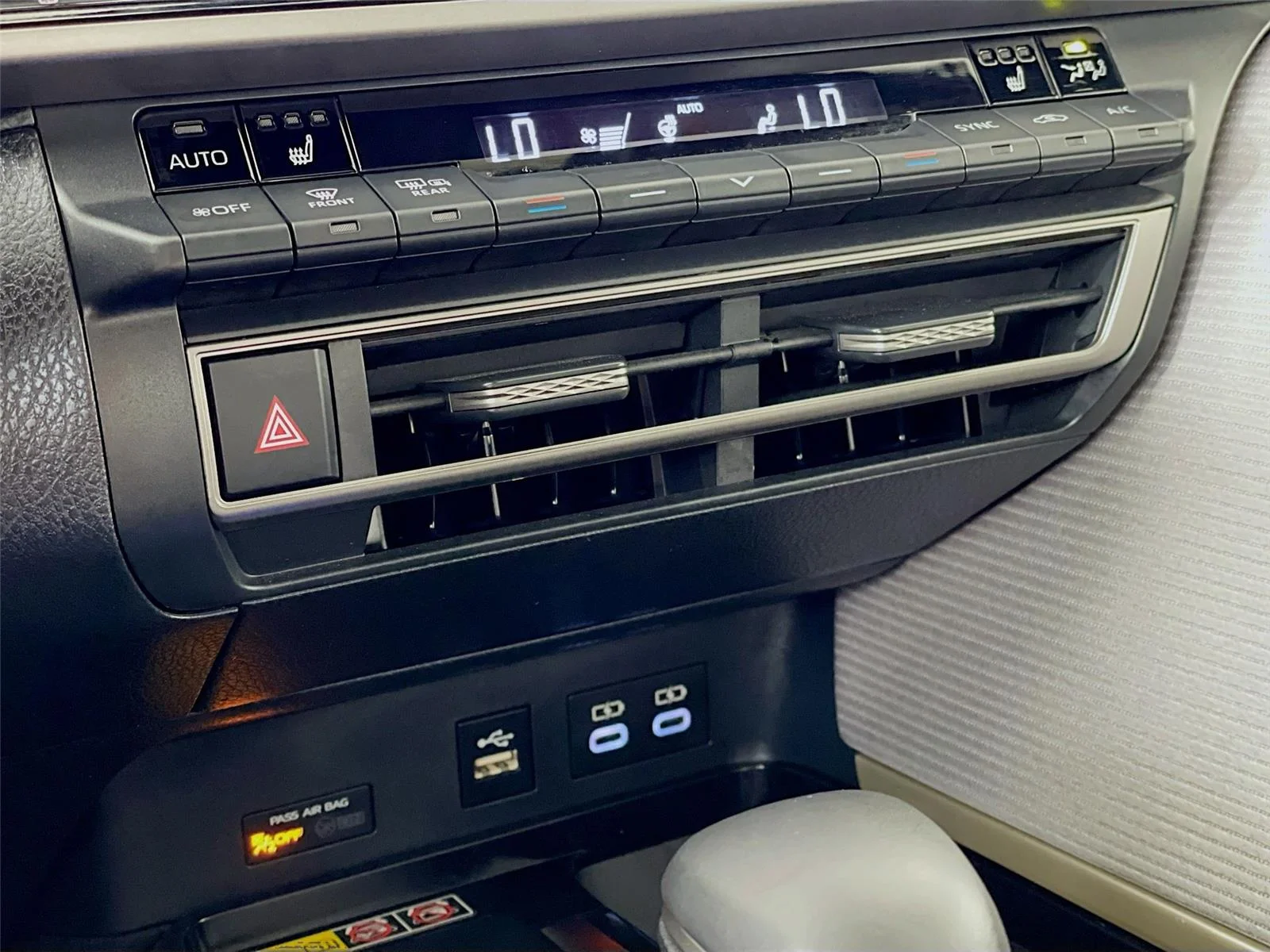 Used 2025 Ice Cap Toyota SE image 19