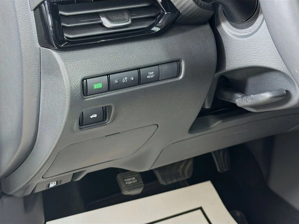 Used 2025 Aspen White Tricoat Nissan SV image 10