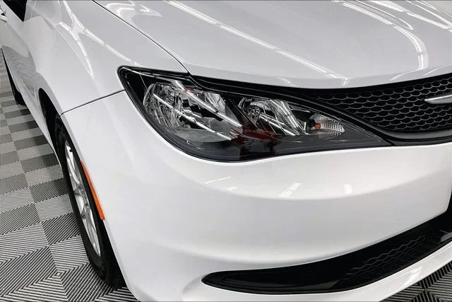 Used 2023 Bright White Clearcoat Chrysler LX image 31