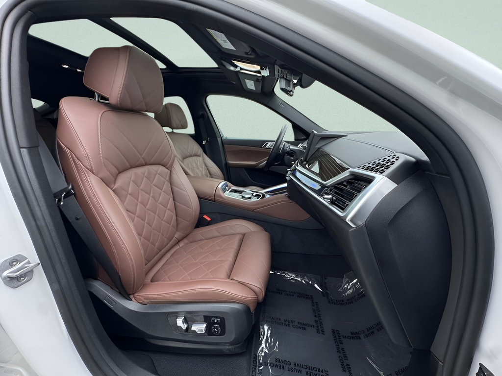 Used 2025 White Metallic BMW xDrive40i image 9