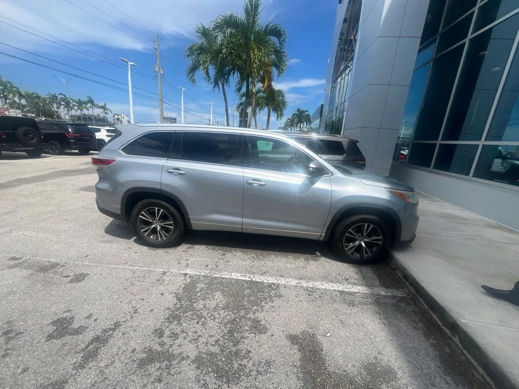 Used 2016 Silver Sky Metallic Toyota XLE V6 image 10