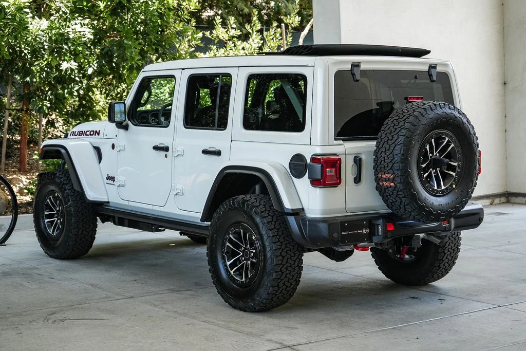 New 2026 Bright White Clear-Coat Exterior Paint Jeep Rubicon X image 4