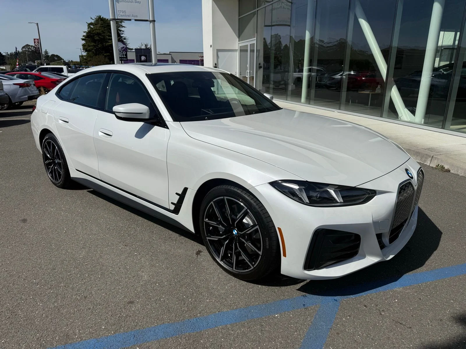 New 2026 Mineral White Metallic BMW xDrive40 image 9