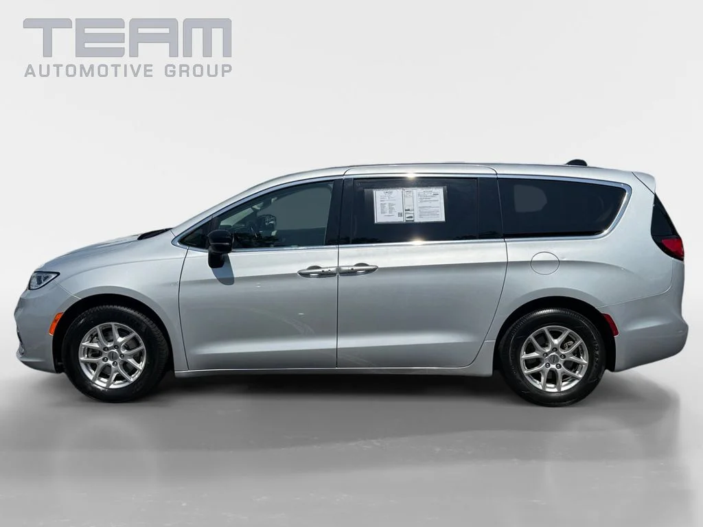 Used 2024 Silver Chrysler Touring L image 4