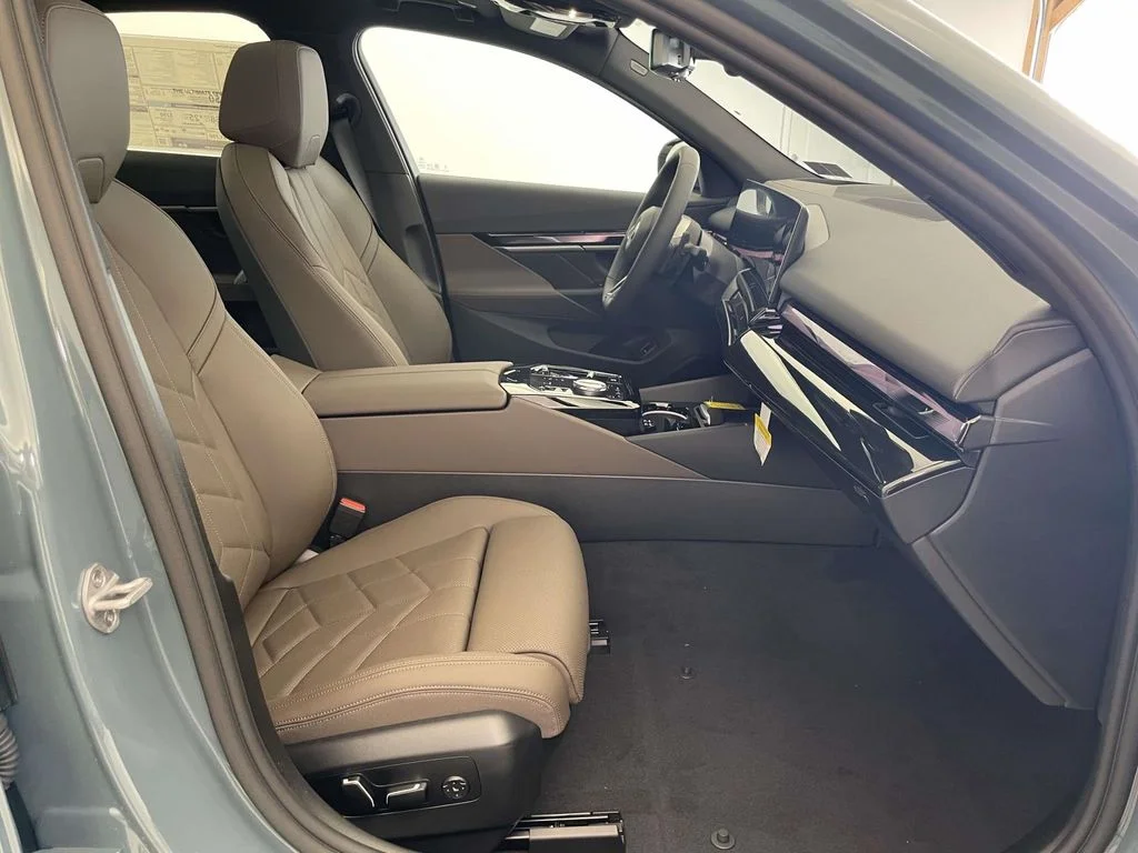 2026 BMW 5 Series 550e - Photo 20
