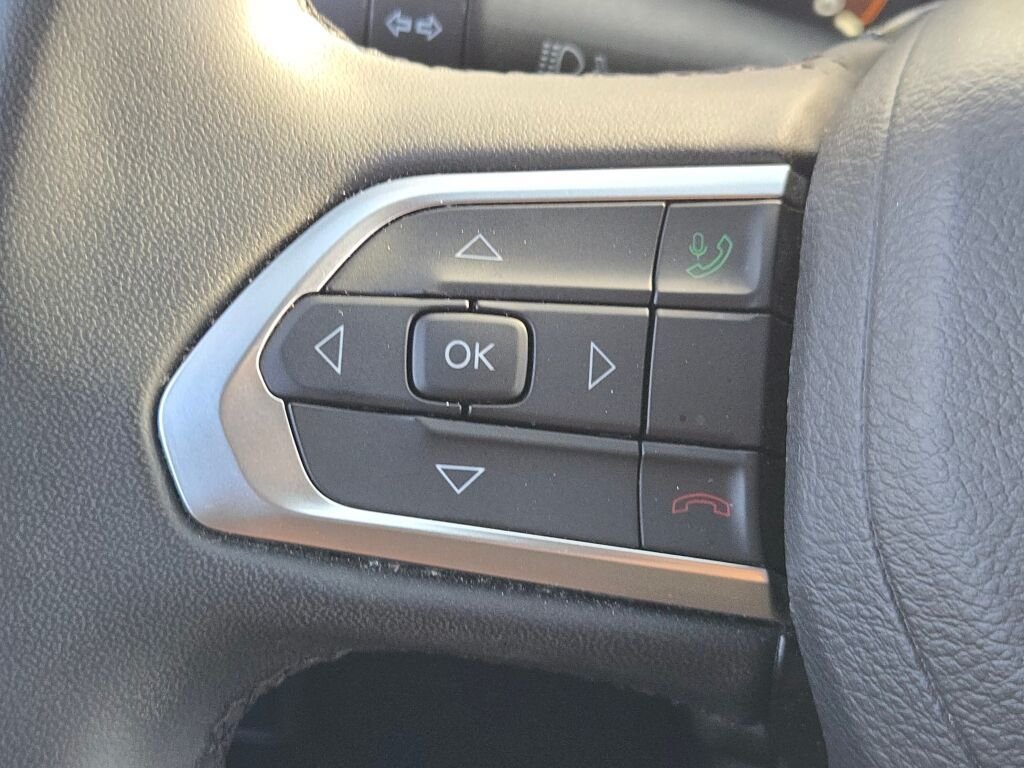 Used 2024  Jeep Latitude image 27
