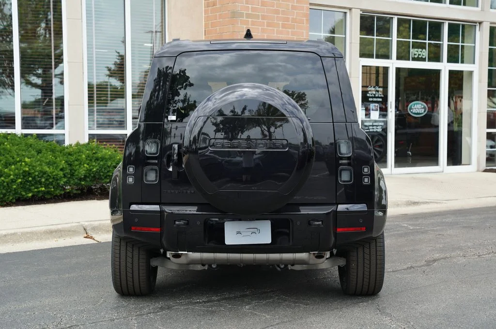 Used 2026 Black Land Rover X-Dynamic SE image 5
