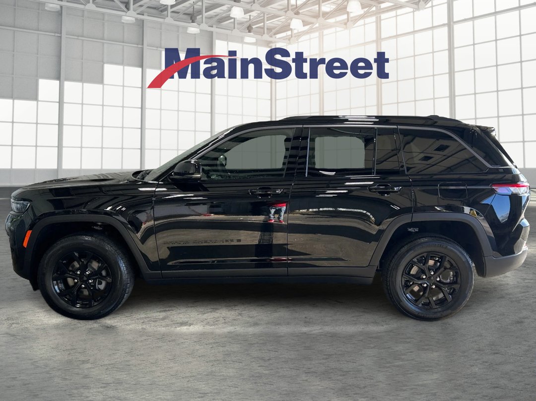 New 2026 Diamond Black Crystal Pearl-Coat Exterior Paint Jeep Altitude image 2