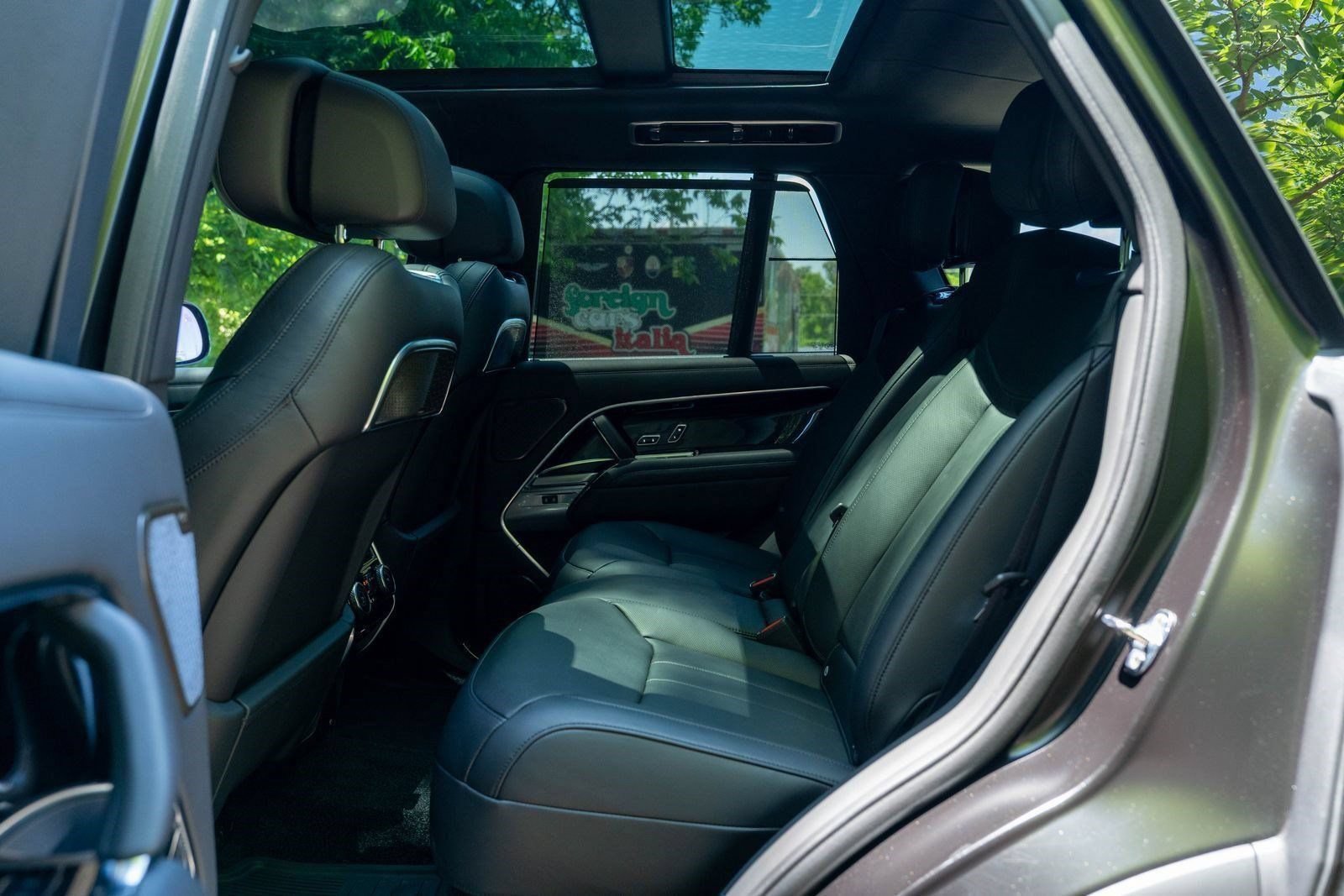 Used 2025 Obsidian Black SV Bespoke Ultra Metallic Satin Land Rover Autobiography image 29