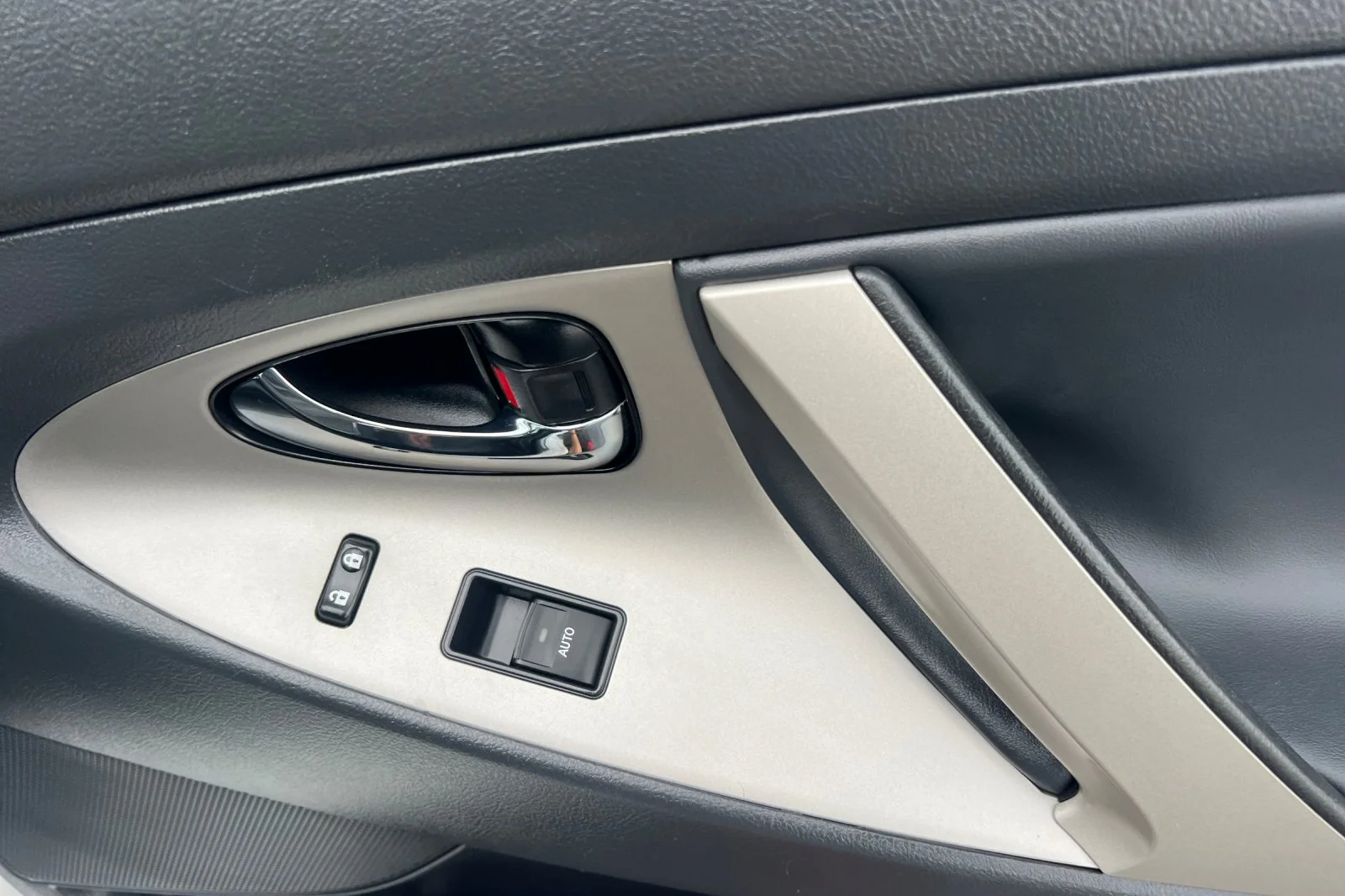 Used 2011 Super White Toyota SE image 17
