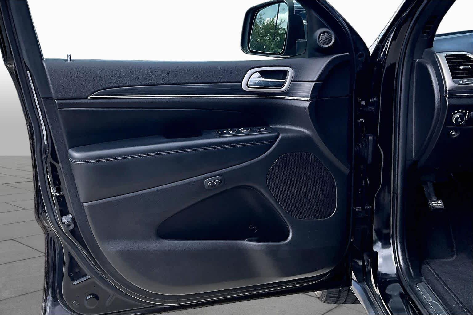 Used 2020 Diamond Black Crystal Pearlcoat Jeep Limited image 20