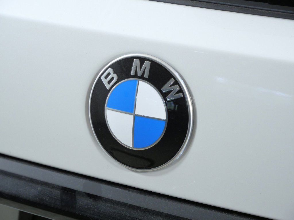 Used 2027 White BMW xDrive40i image 12