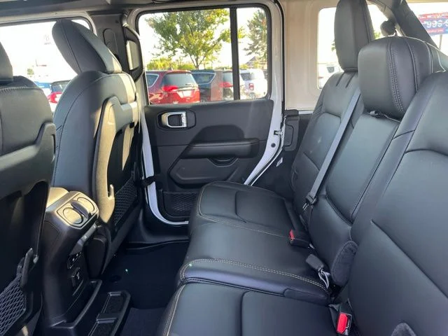New 2026 Bright White Clear-Coat Exterior Paint Jeep Sahara image 9