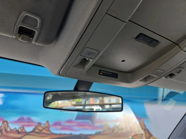 Used 2018 White GMC Base image 17