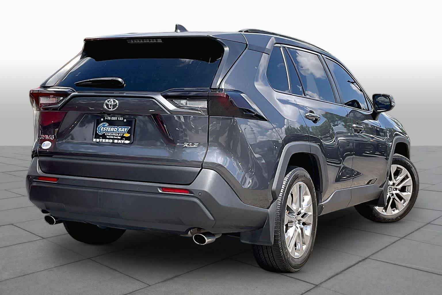 Used 2020 Magnetic Gray Metallic Toyota XLE Premium image 14