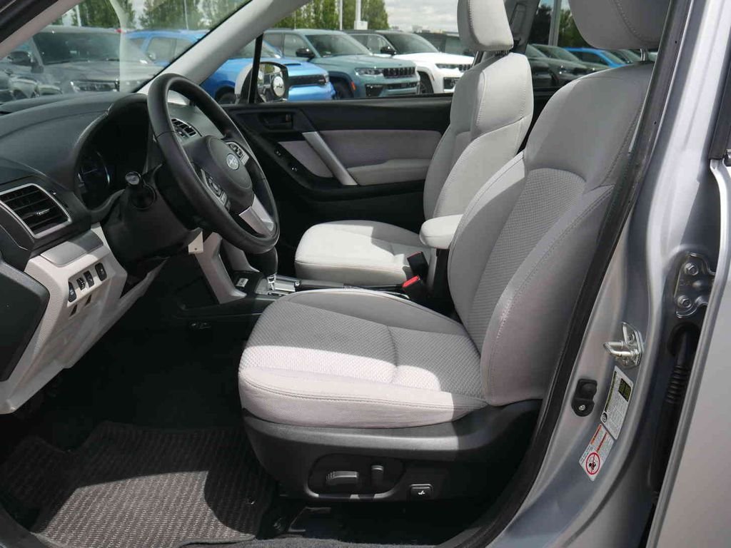 Used 2018 Silver Subaru 2.5i Premium image 24
