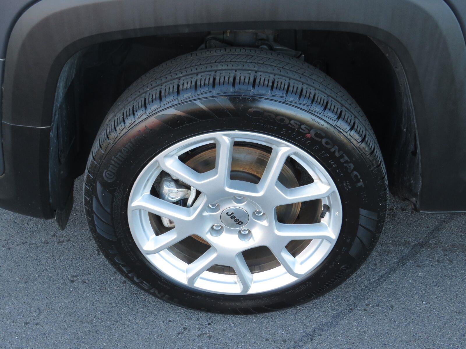 Used 2023 Graphite Gray Jeep Latitude image 18