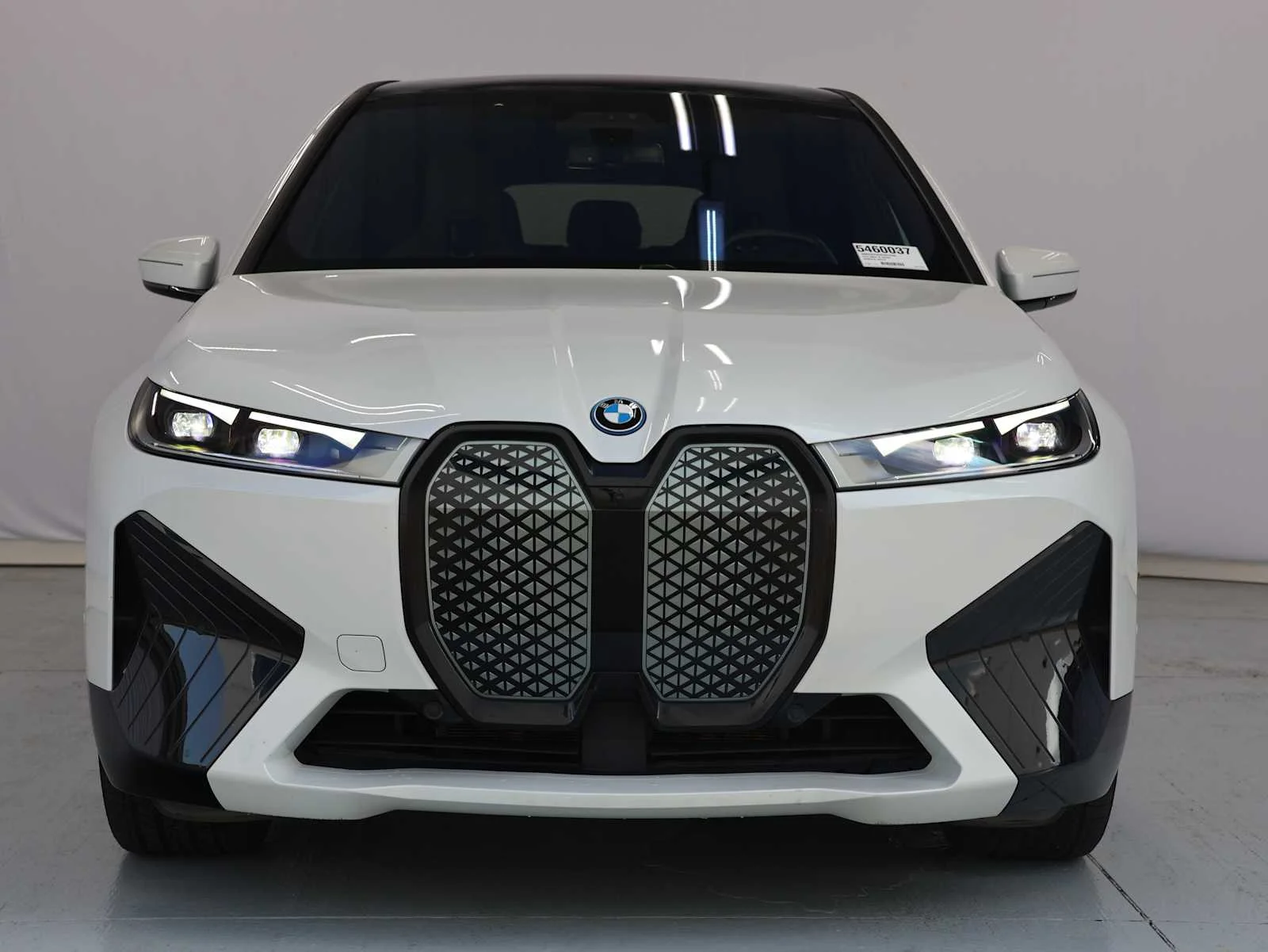 Used 2024 Mineral White Metallic BMW xDrive50 image 2