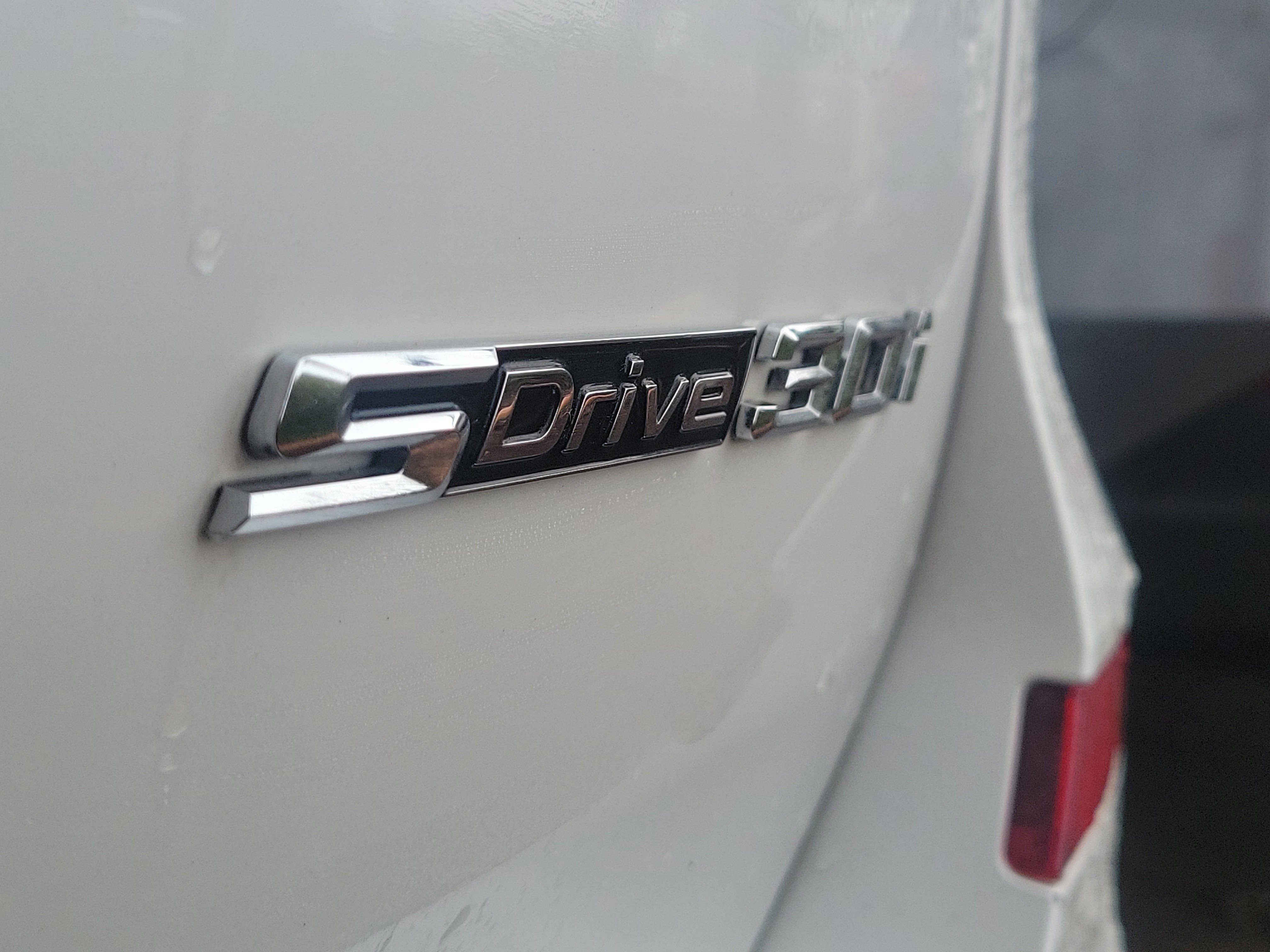 Used 2019  BMW sDrive30i image 6