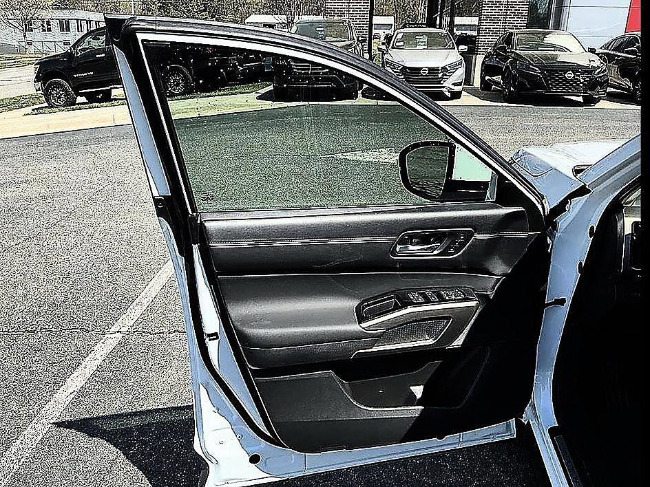 Used 2025 Everest White Pearl Tricoat Nissan Platinum image 7