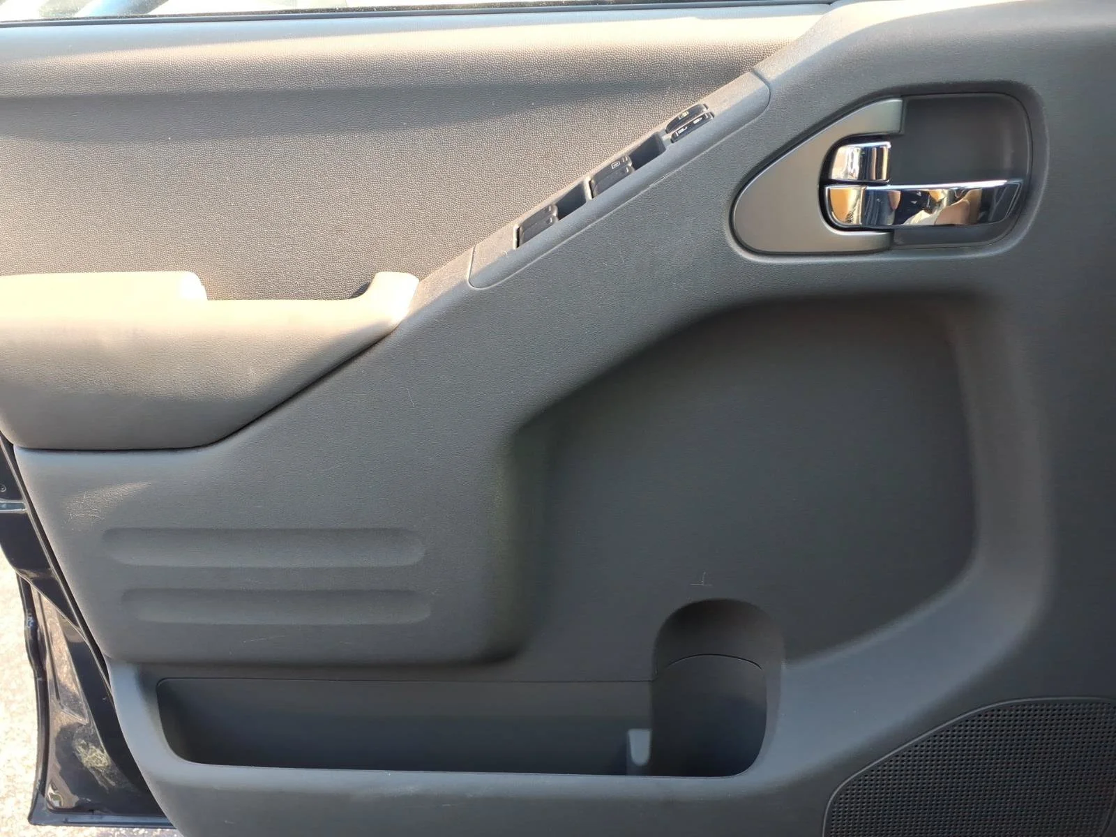 Used 2016 Arctic Blue Metallic Nissan  image 17