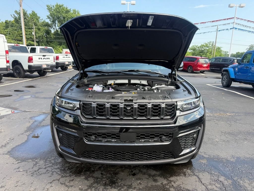 New 2026 Diamond Black Crystal Pearl-Coat Exterior Paint Jeep Limited image 67