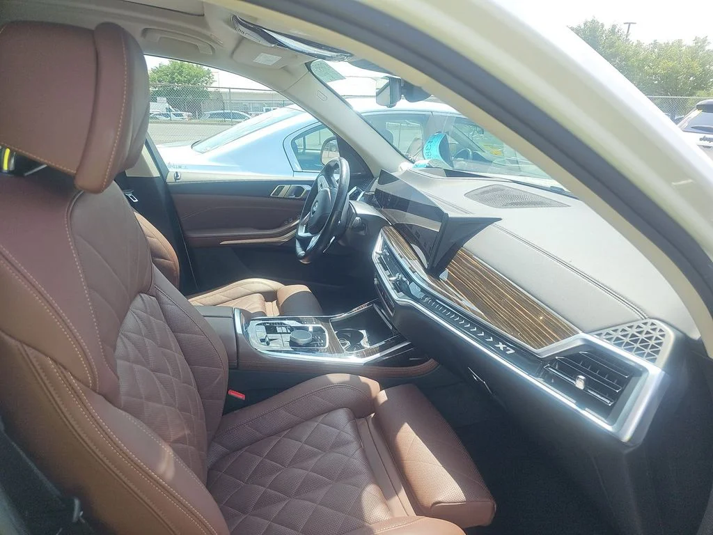 Used 2025 White BMW xDrive40i image 2