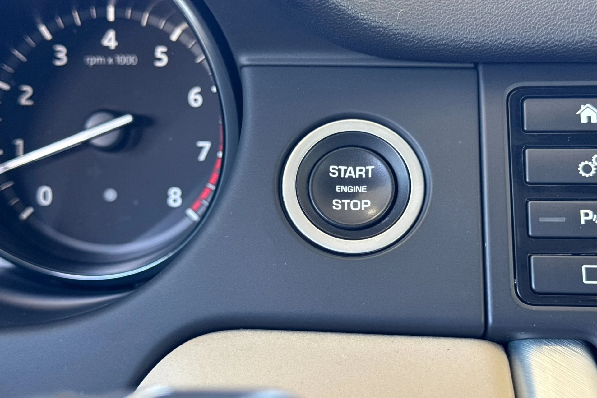 Used 2019 Narvik Black Land Rover HSE image 24