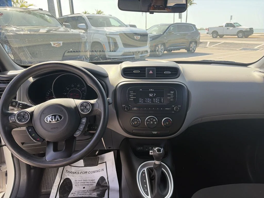 Used 2018 White Kia Base image 10