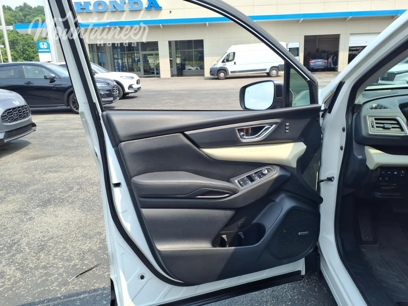 Used 2022 Crystal White Pearl Subaru Limited image 13
