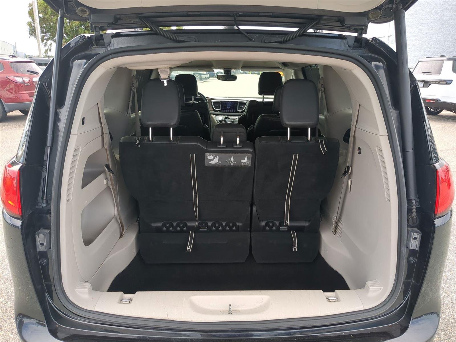 Used 2018 Brilliant Black Crystal Pearlcoat Chrysler Touring L Plus image 29