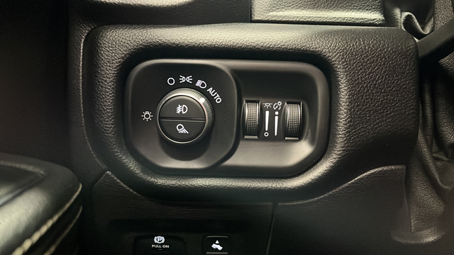 Used 2019 Diamond Black Crystal Pearlcoat Ram Laramie image 31