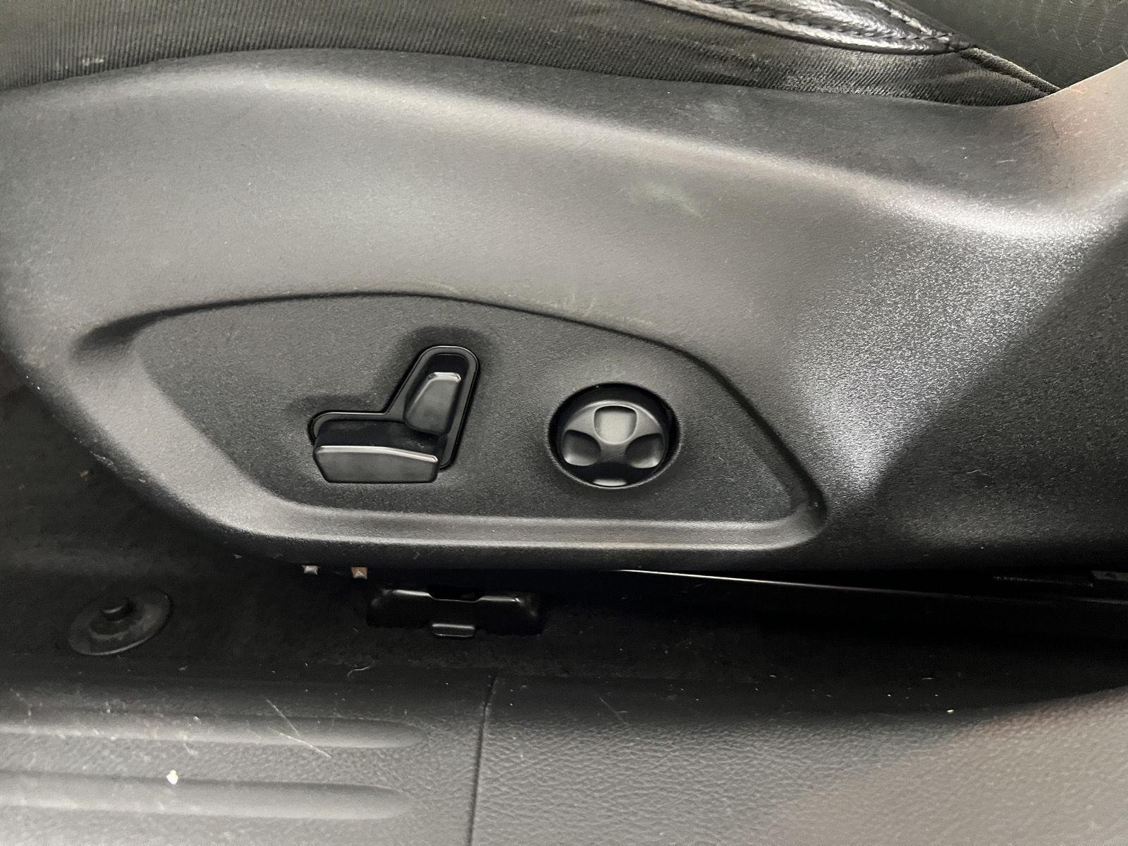 Used 2018 White Clearcoat Jeep Latitude image 15
