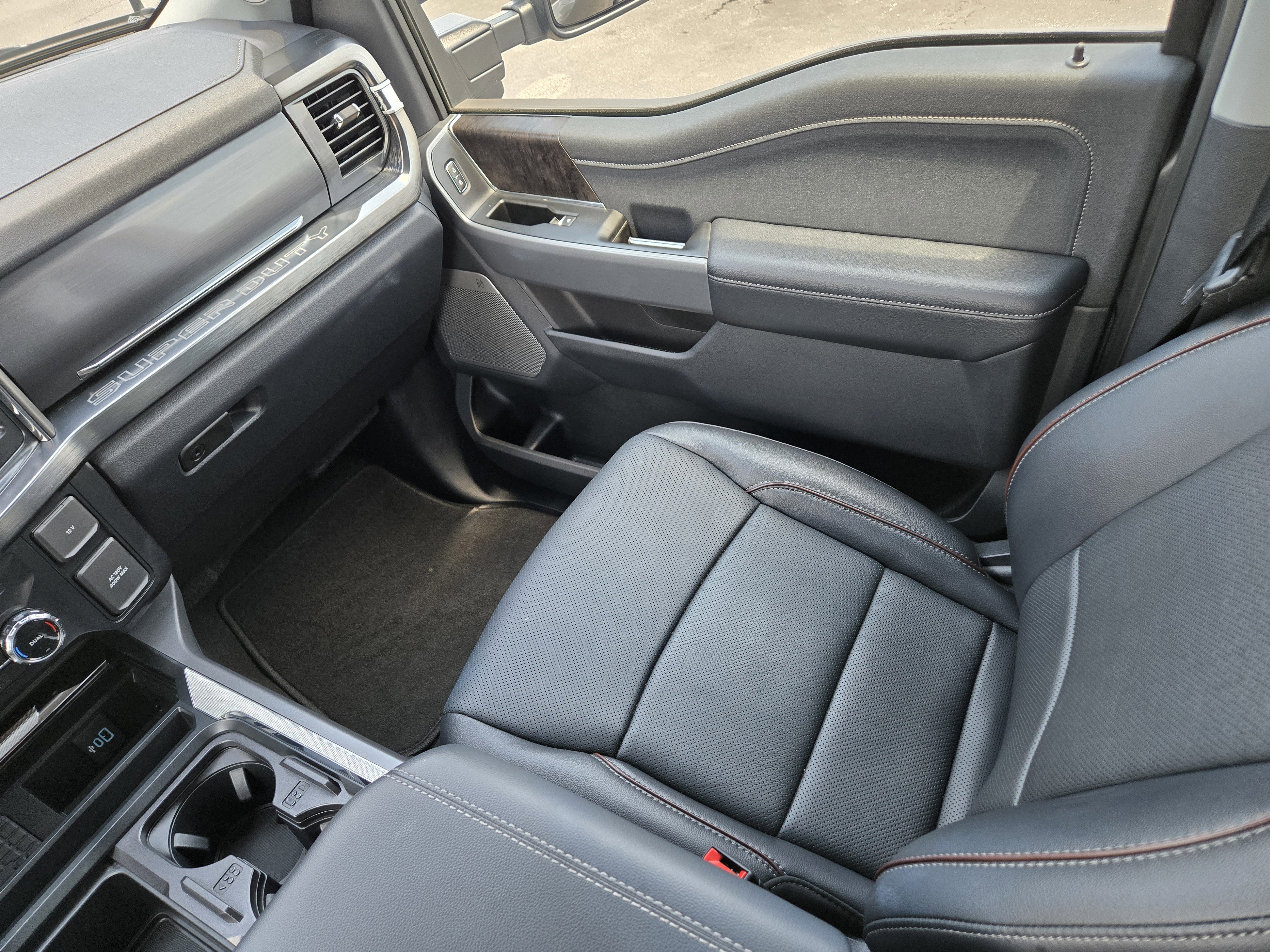 Used 2024 Carbonized Gray Metallic Ford Lariat image 22