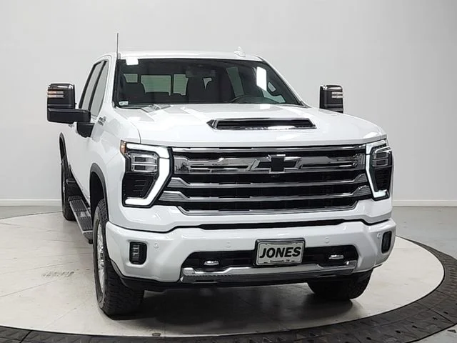 Used 2024 White Chevrolet High Country image 2