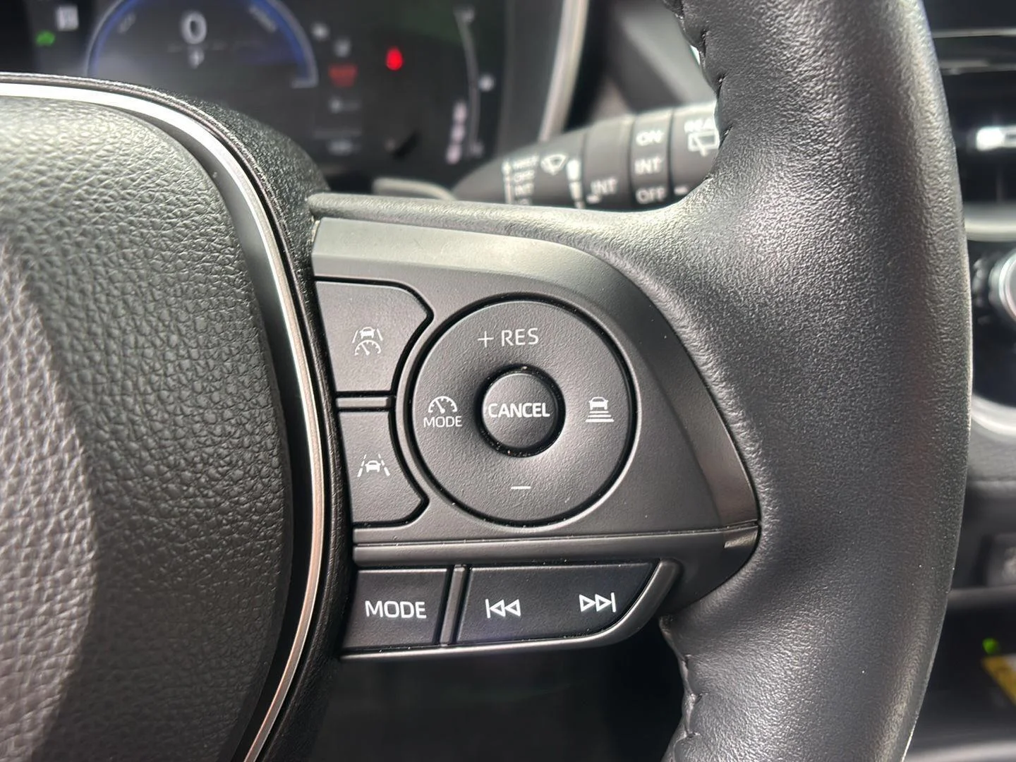 Used 2023 Wind Chill Pearl Toyota XSE image 32