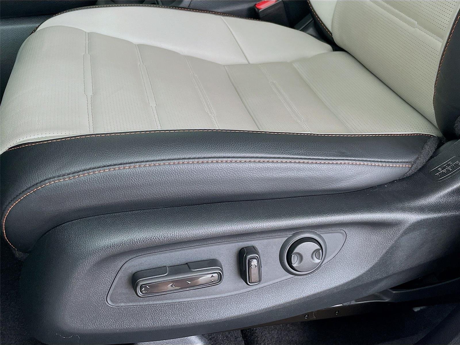 Used 2025 Platinum White Pearl Honda  image 26