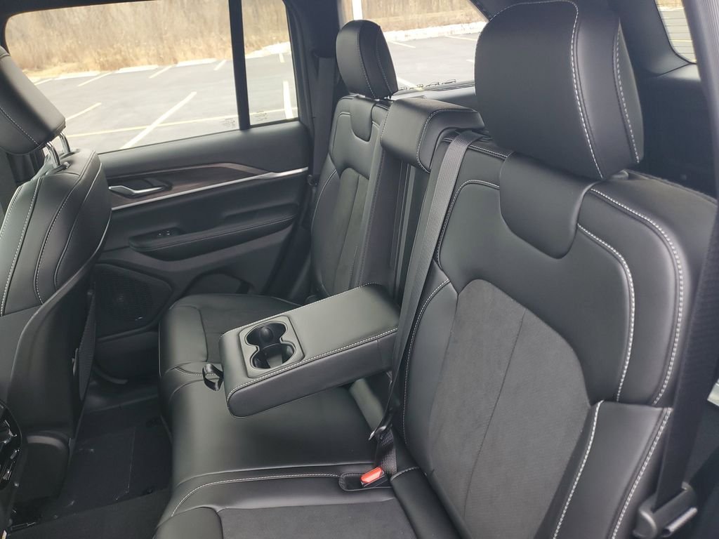 New 2026 Silver Zynith Exterior Paint Jeep Altitude image 11