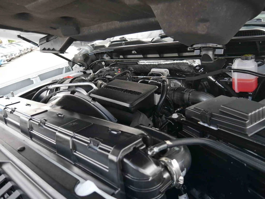 Used 2025 White GMC AT4 image 17