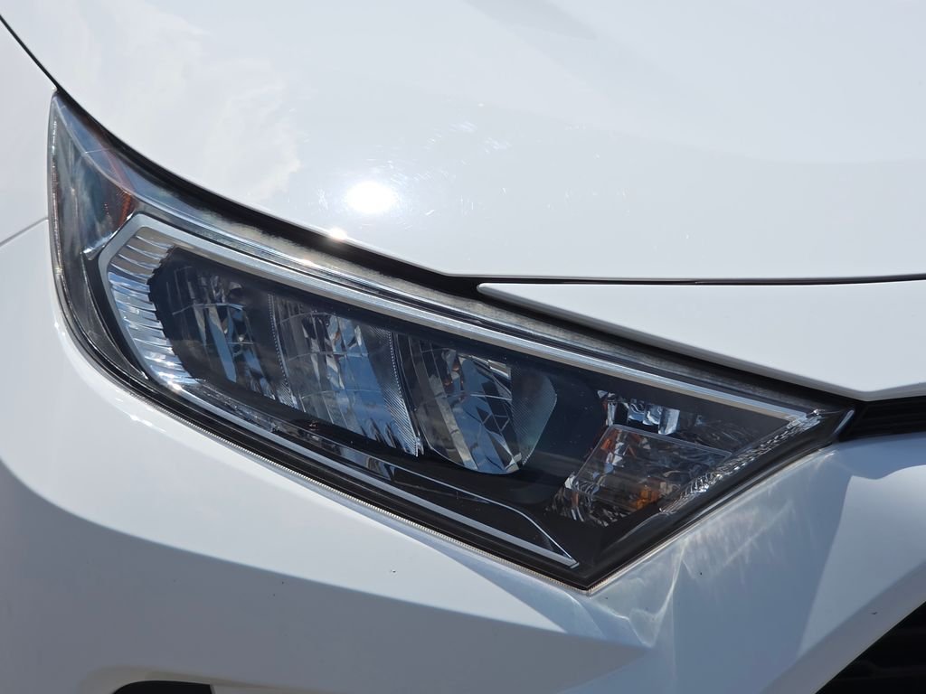 Used 2020 White Toyota XLE image 15