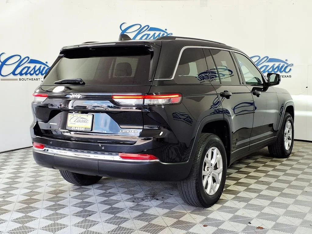 Used 2022 Diamond Black C Jeep Limited image 6