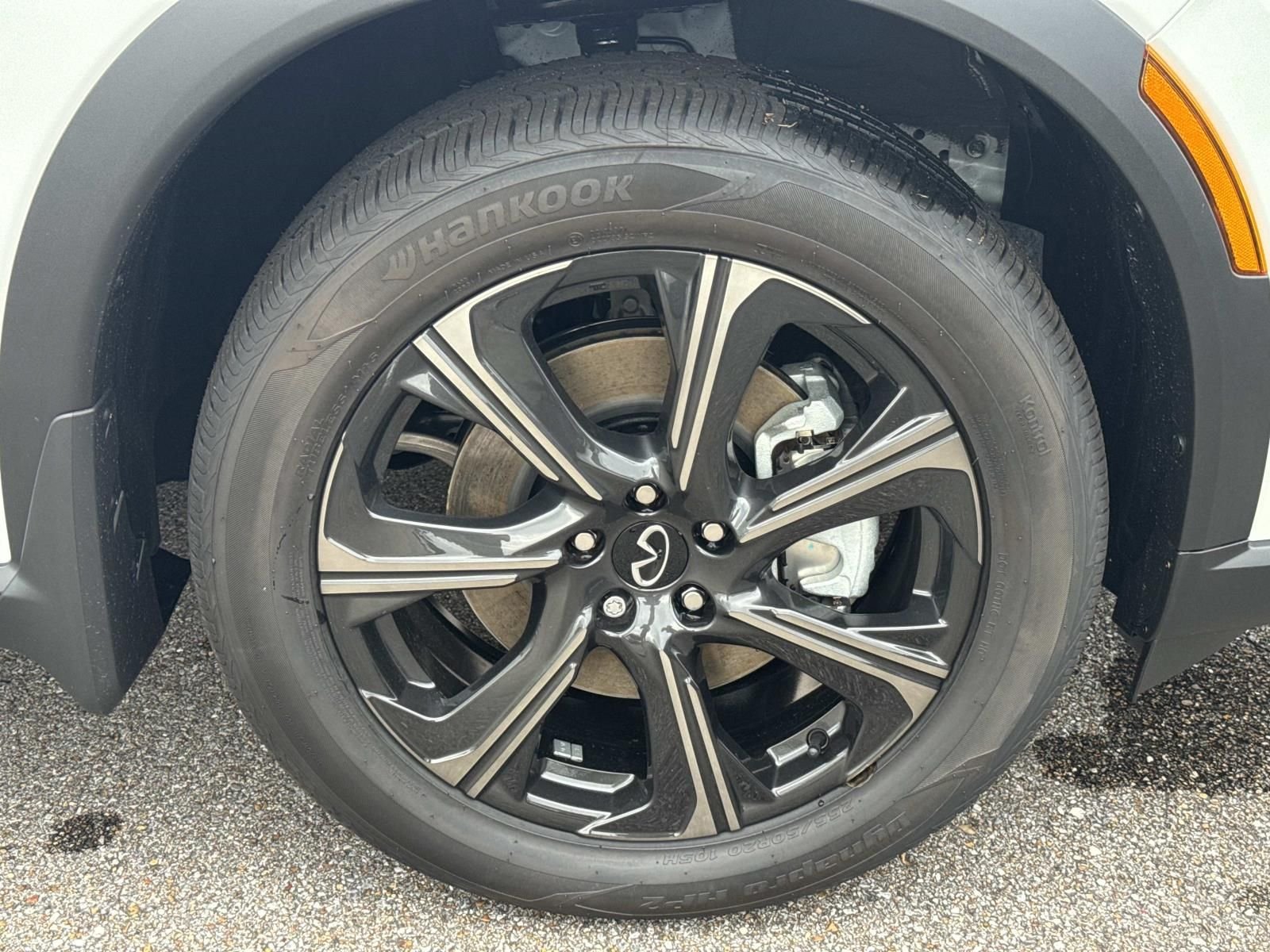 New 2027 2T RAD WHT INFINITI Autograph AWD image 3