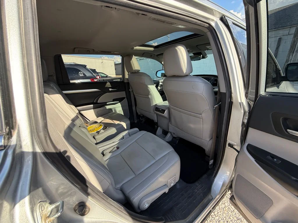 Used 2019 Silver Toyota XLE image 15