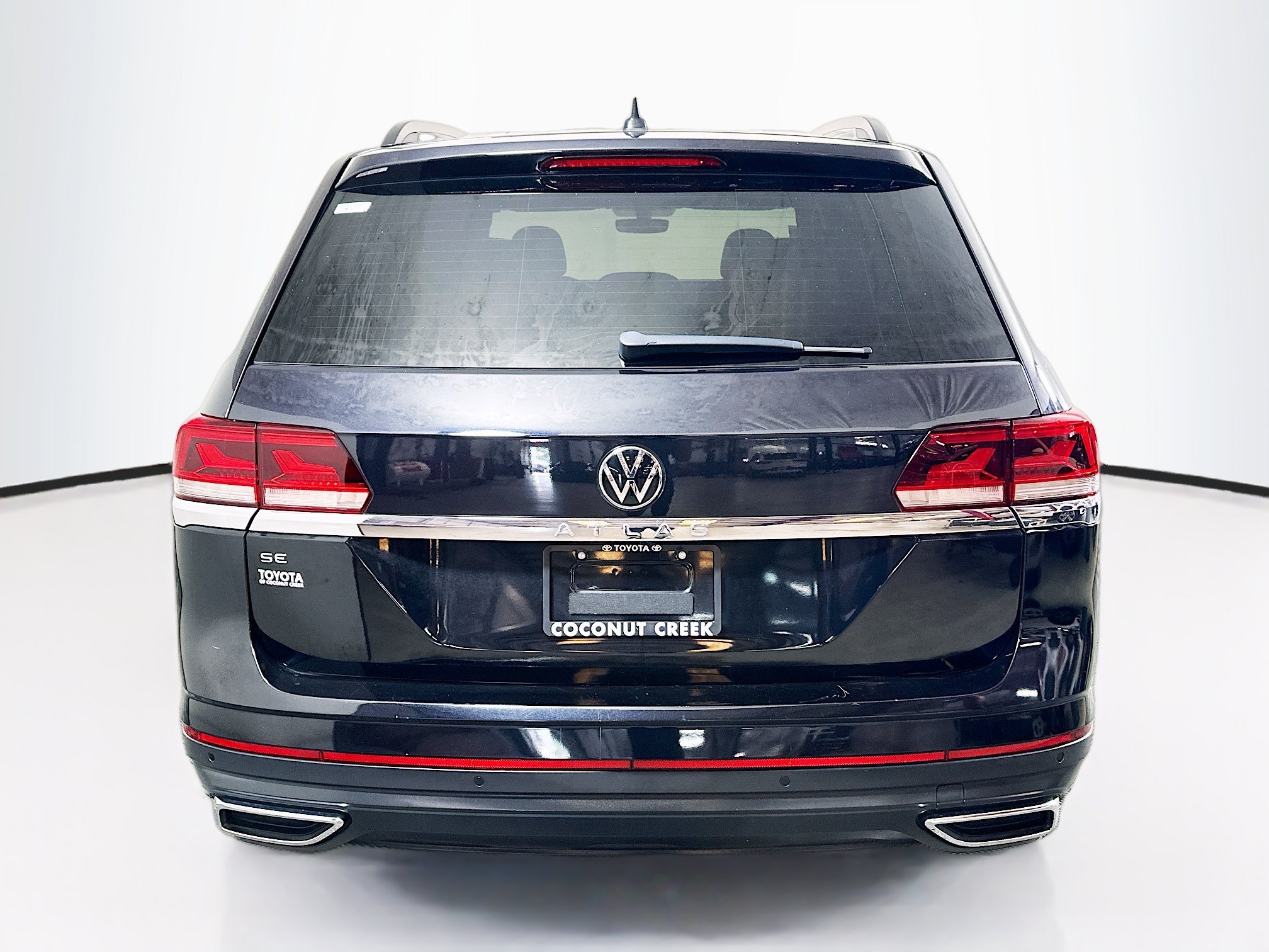 Used 2022 Black Volkswagen 2.0T SE w/Technology image 4