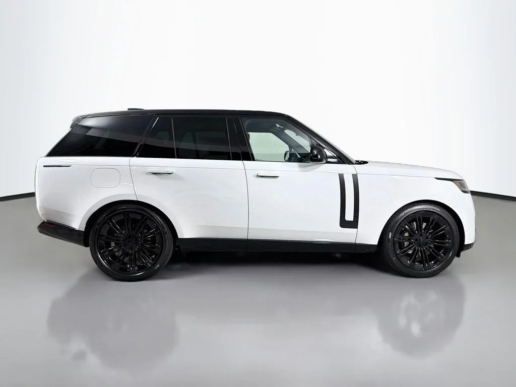 New 2026 Fuji White Land Rover SE image 4